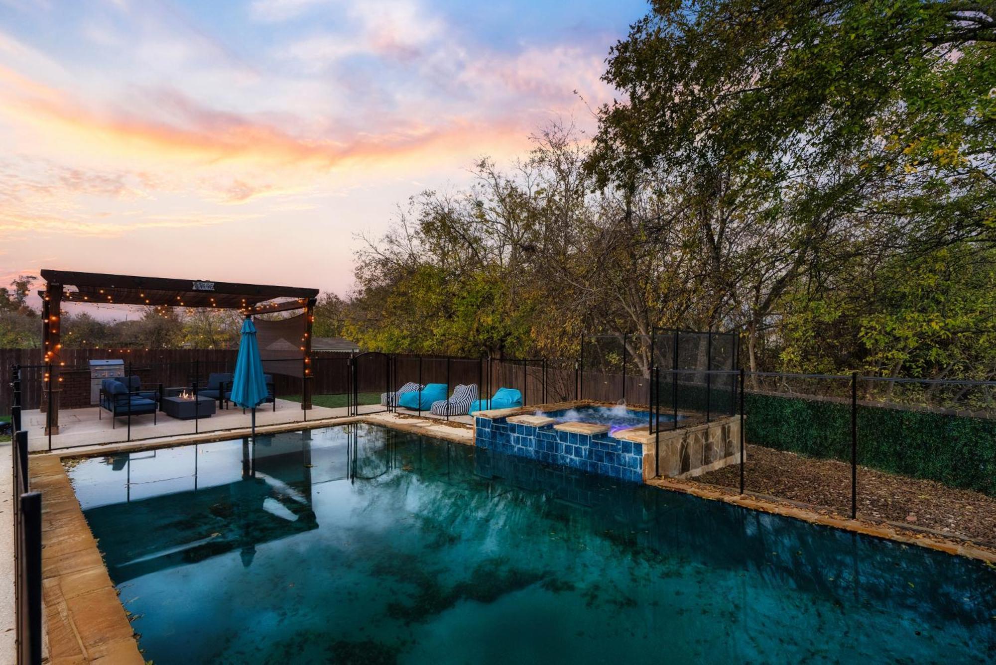 Stunning Family Home With Pool & Hot Tub - Sleeps 17 普弗拉热维尔 外观 照片